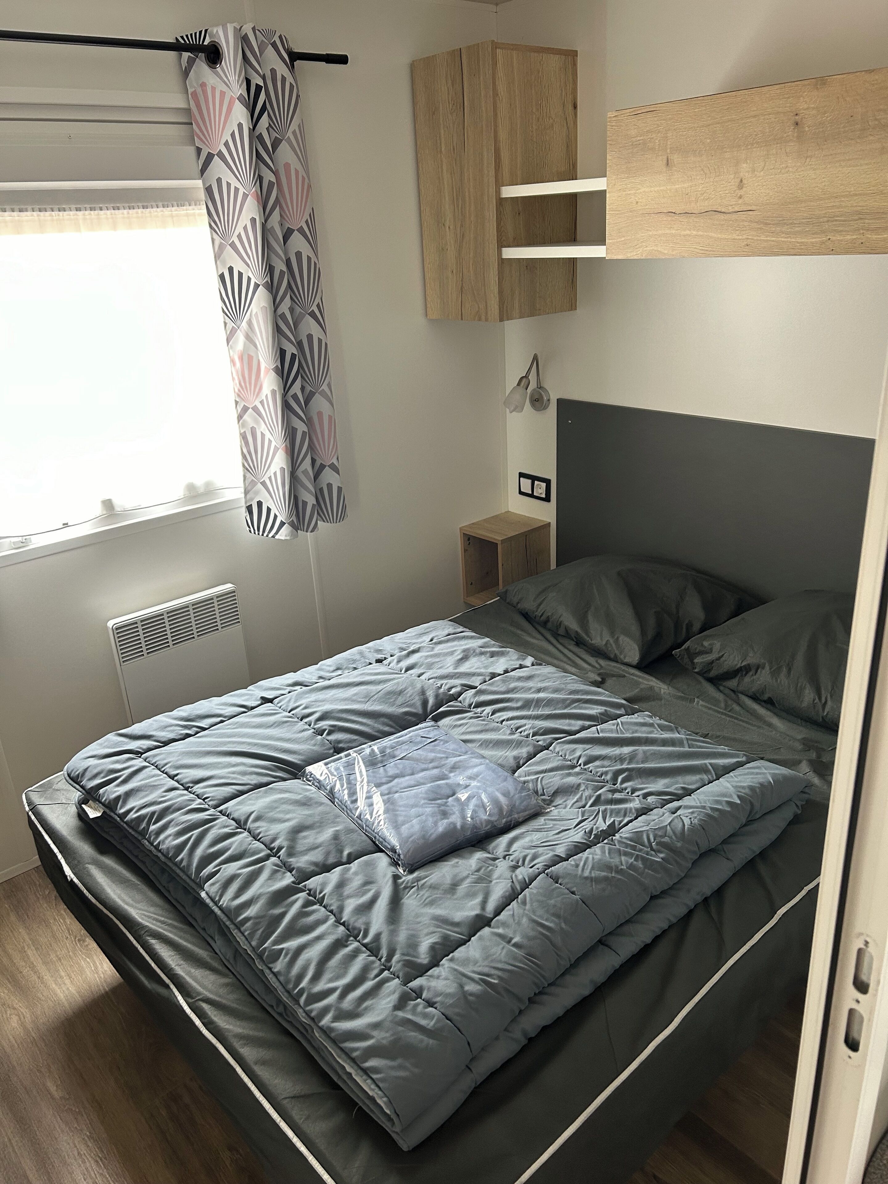 3 bedrooms, travel crib