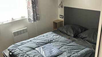 3 bedrooms, travel crib