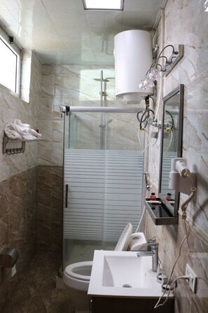Kamar Double Basic, pemandangan kota | Kamar mandi | Shower, pengering rambut, sandal, dan handuk