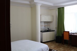 Deluxe Double or Twin Room, City View | Private kitchen