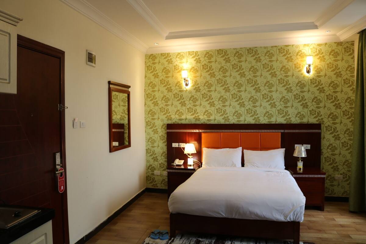 Basic Double Room, City View | Bathroom | Shower, hair dryer, slippers, towels