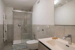 Douche, serviettes fournies