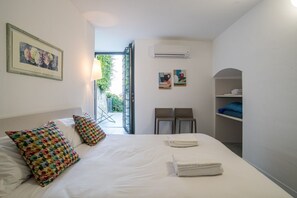 2 chambres, fer et planche à repasser, lit parapluie