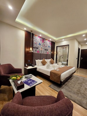 خزنة داخل الغرفة ومكواة/لوح كي وواي فاي مجانًا