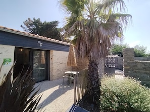 Outdoor dining - GITE 2 persons with SPA AND swimming pool (Les Moutiers-en-Retz)