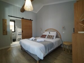 1 bedroom, iron/ironing board, travel cot, Internet