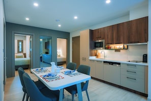 Apartamento luxo, 2 quartos, sacada, vista para o mar | Cozinha privada | Máquina de café expresso, cafeteira/chaleira, chaleira elétrica