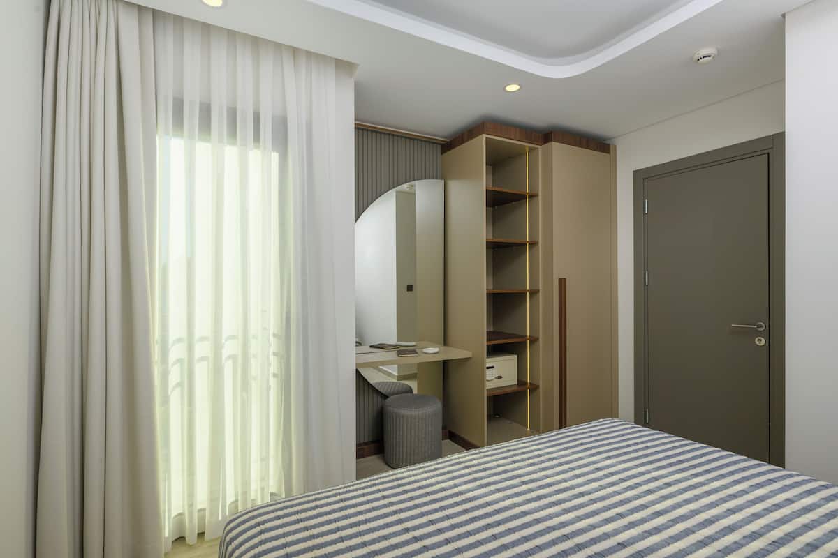 Apartamento luxo, 1 quarto, sacada, vista para o mar | Frigobar, cofres nos quartos, individualmente decorados