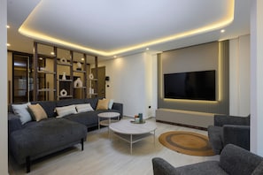 Apartamento grand, 3 quartos, sacada, vista para o jardim | Área de estar | Smart TV 55 polegadas com canais digitais