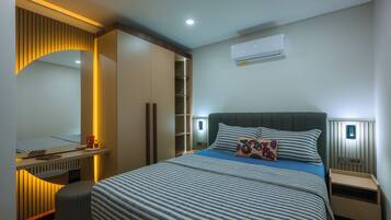 Ylelliset vuodevaatteet, minibaari, tallelokero huoneessa