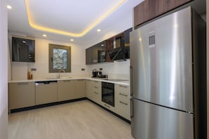 Apartamento grand, 3 quartos, sacada, vista para o jardim | Cozinha privada | Máquina de café expresso, cafeteira/chaleira, chaleira elétrica