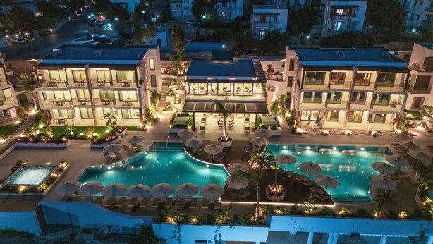 Un hôtel doté d’une piscine, d’un espace extérieur aménagé et d’une entrée bien éclairée.