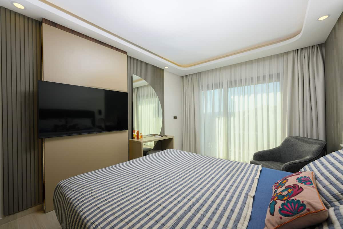 Quarto standard, sacada, vista para a piscina | Frigobar, cofres nos quartos, individualmente decorados