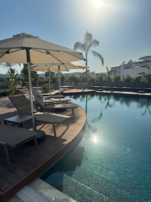 2 piscinas al aire libre, sombrillas, sillones reclinables de piscina