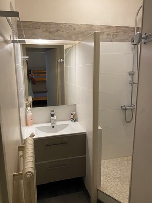 Kostenlose Toilettenartikel, Haartrockner, Handtücher, Seife