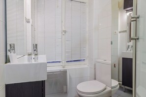 Apartment | Bathroom | Hair dryer, towels, shampoo