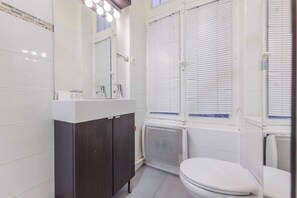 Appartement | Salle de bain | Séchoir à cheveux, serviettes fournies, shampooing