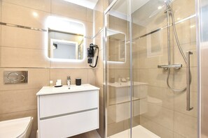 Apartment | Bathroom | Bathtub, hair dryer, towels, shampoo - Authentic Apartment - 2br/8p - Near Opera Garnier (Paris)