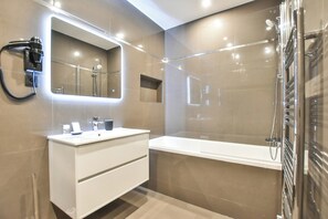 Apartment | Bathroom | Bathtub, hair dryer, towels, shampoo - Authentic Apartment - 2br/8p - Near Opera Garnier (Paris)