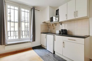 Departamento | Cocina privada | Refrigerador, microondas, parrilla de estufa y cafetera y tetera 