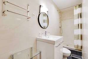 Departamento | Baño | Secadora de cabello, toallas, shampoo 