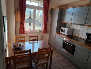 Fridge, microwave, oven, coffee/tea maker - Cozy vacation home LHH A06 in an idyllic location on Usedom - Das Landhaus am (Stolpe auf Usedom)