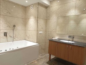 Presidential Suite | Bathroom | Shower, hair dryer, towels, soap