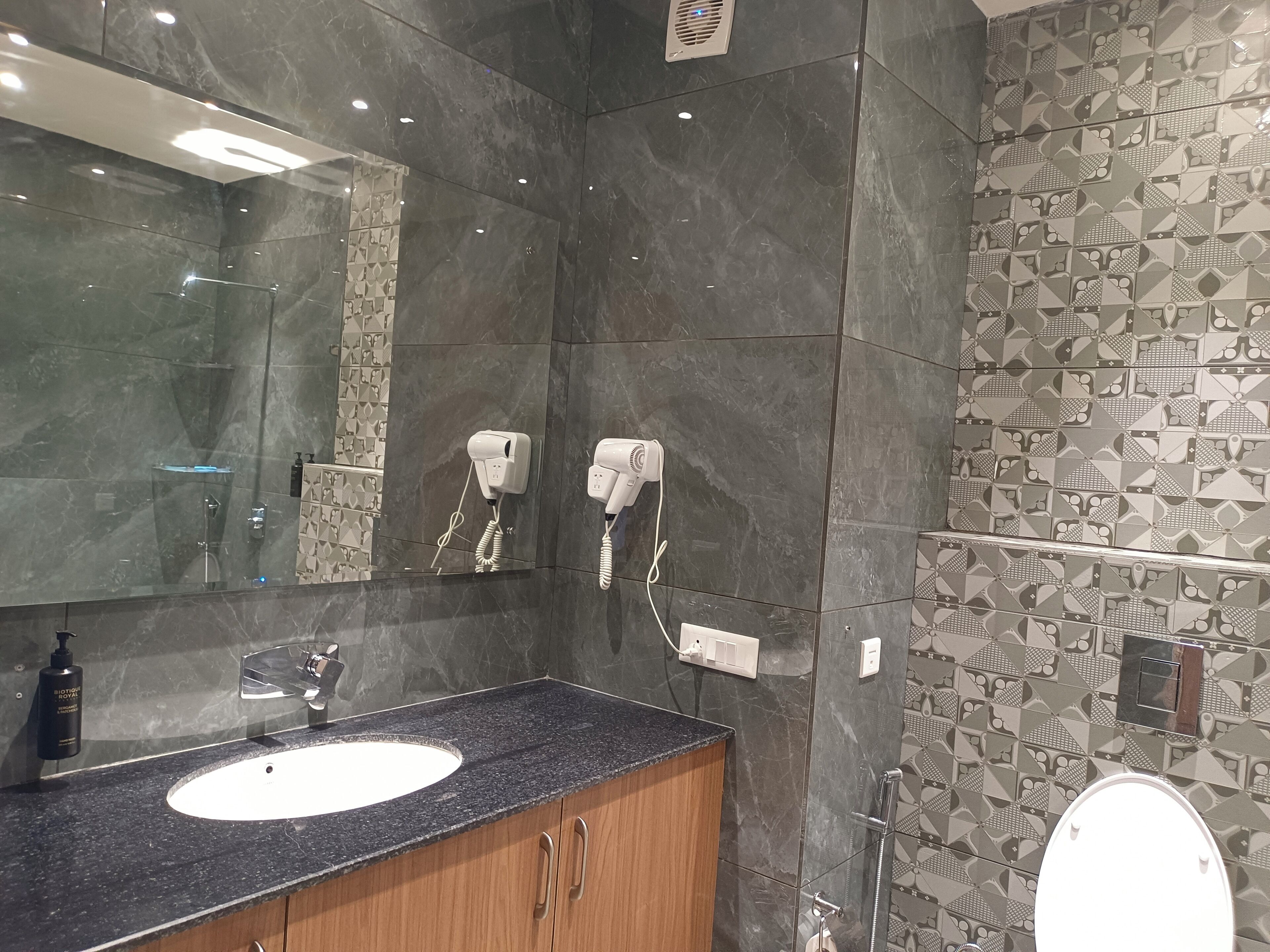 Executive Room | Bilik Mandi | Pancuran mandi, pengering rambut, tuala disediakan, sabun 