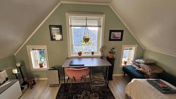 Dormitorio compartido, 1 habitación, para fumadores, balcón | Área de sala de estar | Libros