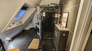 Dortoir Partagé, 1 chambre, fumeurs, balcon | Salle de bain