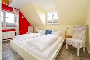 4 bedrooms, iron/ironing board, WiFi, bed sheets