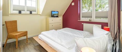 4 bedrooms, iron/ironing board, WiFi, bed sheets