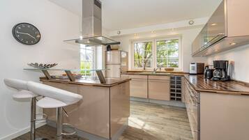 Réfrigérateur, four, plaque de cuisson, lave-vaisselle