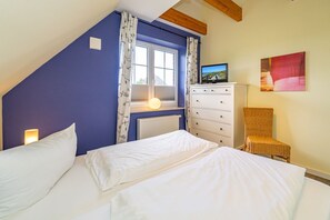 4 bedrooms, iron/ironing board, WiFi, bed sheets
