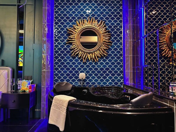 Luxury Room | Bathroom | Free toiletries, hair dryer, towels, soap