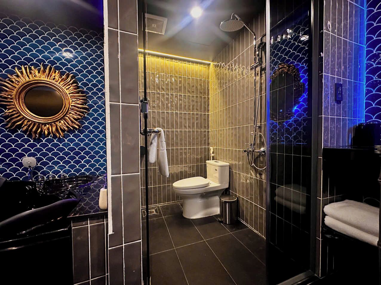Quarto superluxo | Banheiro | Produtos de toalete grátis, secador de cabelo, toalhas de banho 