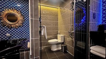 Luksus-værelse | Badeværelse | Gratis toiletartikler, hårtørrer, håndklæder, Sæbe