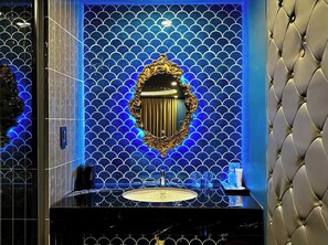 Luxury Room | Bathroom | Free toiletries, hair dryer, towels, soap