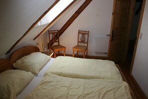 4 bedrooms, iron/ironing board, WiFi, bed sheets