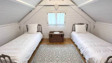 3 bedrooms, iron/ironing board, WiFi, bed sheets