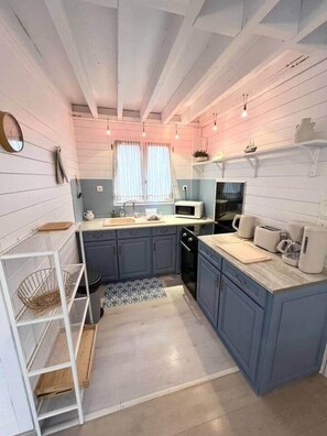 Kühlschrank, Mikrowelle, Ofen, Hochstuhl