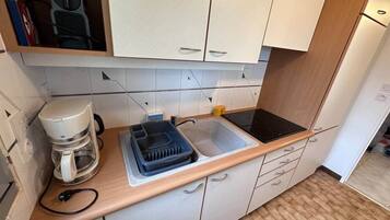 Refrigerador, microondas, lavavajillas y periquera