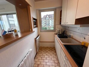 Réfrigérateur, micro-ondes, lave-vaisselle, chaise haute