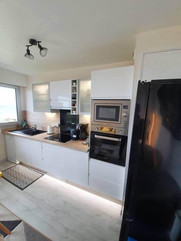 Réfrigérateur, micro-ondes, four, lave-vaisselle