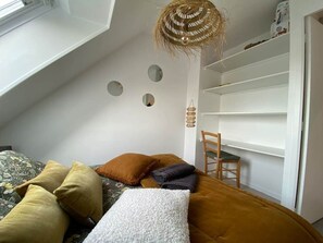 2 dormitorios, tabla de planchar con plancha, ropa de cama