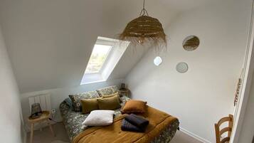2 bedrooms, iron/ironing board, bed sheets