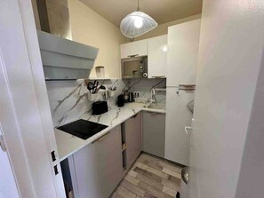 Fridge, microwave, dishwasher, cookware/dishes/utensils