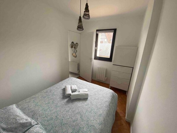 1 chambre, fer et planche à repasser, Wi-Fi, draps fournis