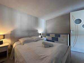 3 bedrooms, bed sheets