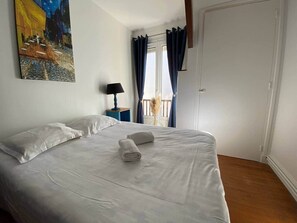 6 bedrooms, iron/ironing board, WiFi, bed sheets